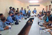 La reunión entre diversas autoridades, transportistas y locatarios, se realizó en las instalaciones del Conadeh, de la ciudad de Choluteca.
