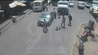 Conductores se pelean en plena calle tras choque (VIDEO)