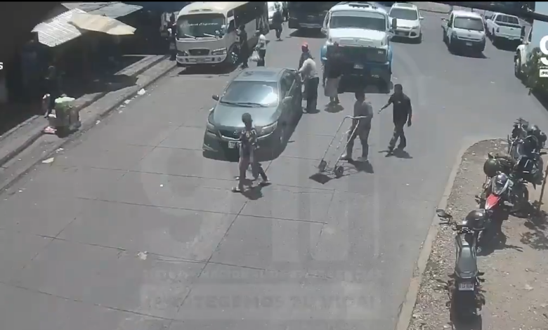 Conductores se pelean en plena calle tras choque (VIDEO)