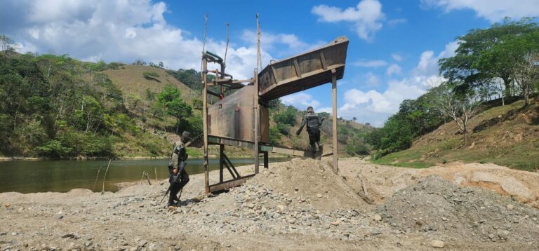 FFAA asegura maquinaria pesada utilizada en extracción ilegal de minerales