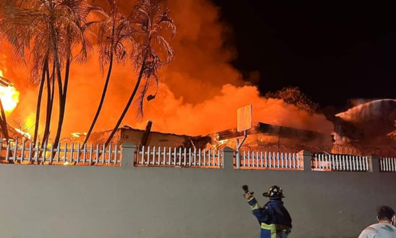 El incendio habría comenzado en una vivienda cercana y se extendió hasta el centro médico, según las primeras versiones