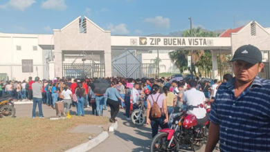 Las personas hacen largas filas para encontrar una oportunidad de trabajo y no les importa esperar horas bajo el inclemente sol en Cortés.