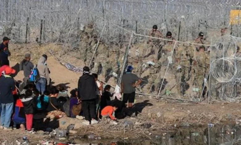 Decenas de migrantes permanecen en las inmediaciones de la frontera de Estados Unidos con México.