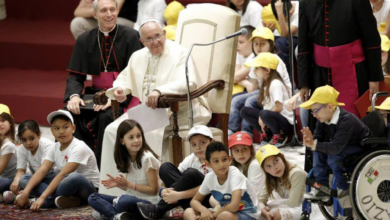 El papa Francisco pidió a los niños que sean “artesanos de paz” y “constructores del futuro”, para lo cual no pueden “perder el tiempo en las redes sociales” o “tumbados en el sofá”.