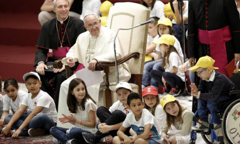 El papa Francisco pidió a los niños que sean “artesanos de paz” y “constructores del futuro”, para lo cual no pueden “perder el tiempo en las redes sociales” o “tumbados en el sofá”.
