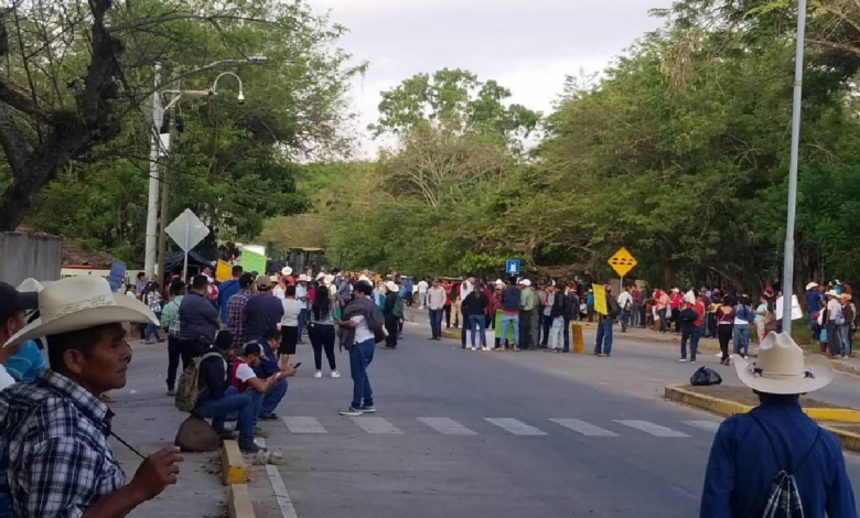Los ciudadanos protestan en la entrada al Parque Arqueológico de Copán Ruinas.