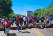 Vendedores volvieron a obstaculizar la carretera salida a Guasaule, impidiéndole el tránsito a decenas de vehículos de carga pesada.