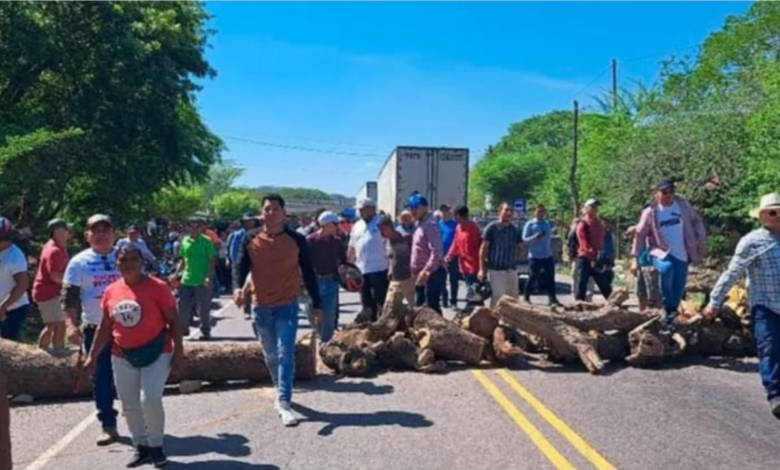 Vendedores volvieron a obstaculizar la carretera salida a Guasaule, impidiéndole el tránsito a decenas de vehículos de carga pesada.