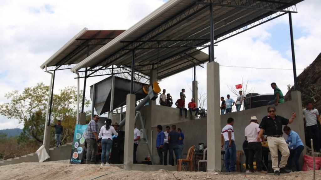 El proyecto de Beneficio Húmedo de Café promueve prácticas sostenibles que benefician tanto a los caficultores como al medioambiente.