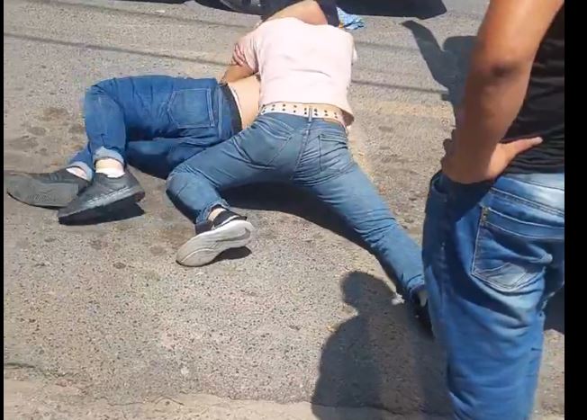 Transportistas se enfrentan a golpes frente a pasajeros en Siguatepeque (VIDEO)