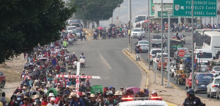Caravana de migrantes llega a Oaxaca, México pese a ola de calor