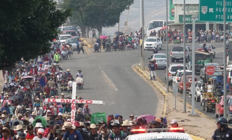 Caravana de migrantes llega a Oaxaca, México pese a ola de calor