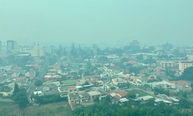 Densa capa de humo cubre nuevamente la capital