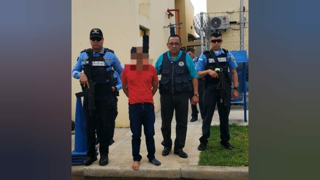 Hombre asesina a su pareja de 16 años a puñaladas