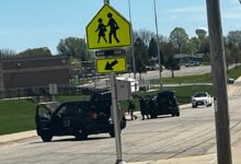 Policía mata a un estudiante armado en una escuela secundaria de EE. UU.