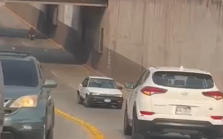 Taxista es captado conduciendo en reversa mientras intentaba rebasar por carril contrario (VIDEO)