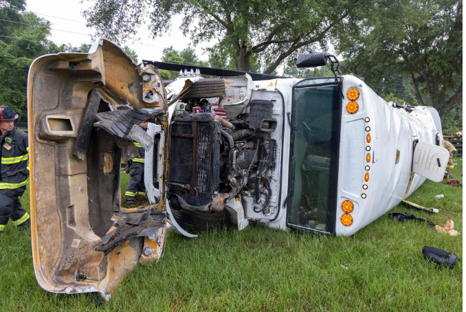 Ocho muertos y más de 40 heridos en trágico accidente de autobús en Florida, EEUU