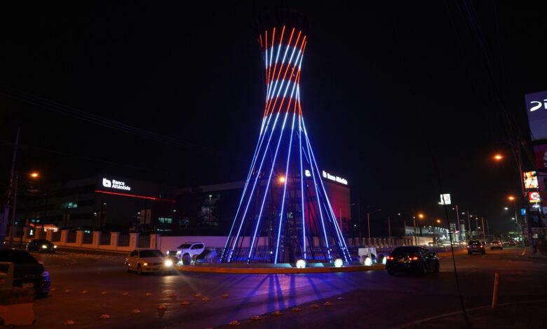 Iluminación y arte urbano ahora dan vida a la rotonda del bulevar Resistencia Popular de la capital