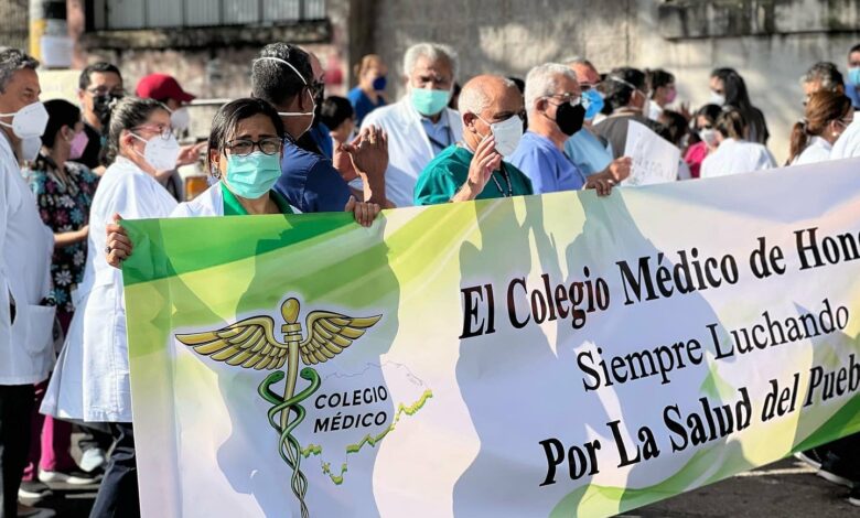 Médicos hondureños en asambleas informativas por demanda de mejoras laborales