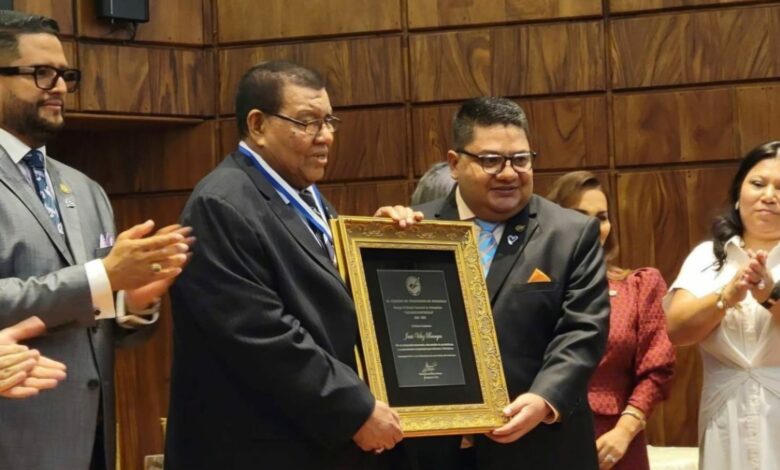 Periodista Jesús Vélez Banegas recibe el premio “Álvaro Contreras”