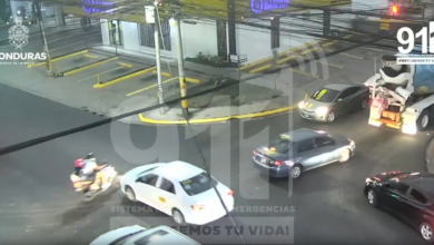 Taxista embiste a dos motociclistas en el bulevar Morazán (VIDEO)