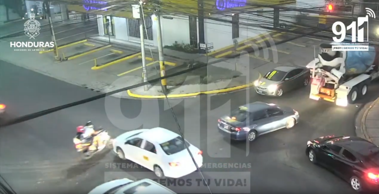 Taxista embiste a dos motociclistas en el bulevar Morazán (VIDEO)