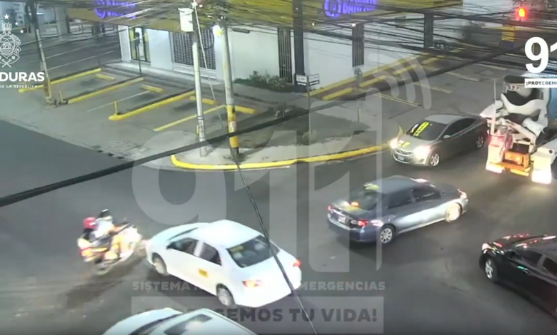 Taxista embiste a dos motociclistas en el bulevar Morazán (VIDEO)