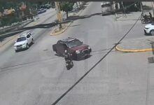 En cámaras del 911 queda grabado fuerte colisión entre motociclista y vehículo (VIDEO)