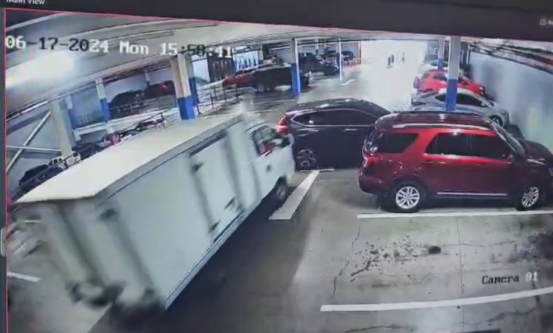 Accidente en parqueo de centro comercial: Camión causa triple colisión (VIDEO)