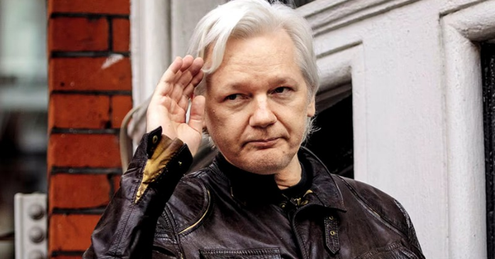 Julian Assange sale en libertad