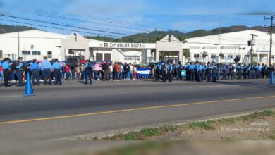 Operarios de maquila continúan protesta por segundo día consecutivo en Cortés