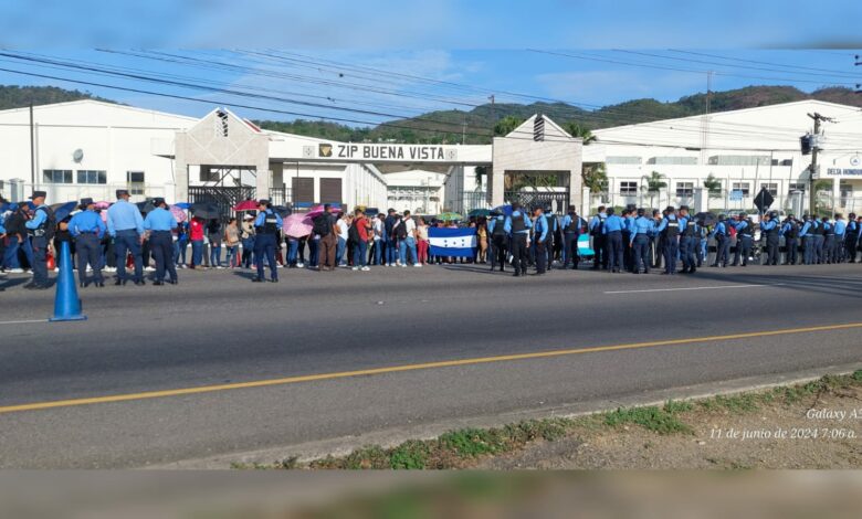Operarios de maquila continúan protesta por segundo día consecutivo en Cortés