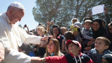 El papa: «Los ojos de los refugiados nos piden que no miremos a otro lado»