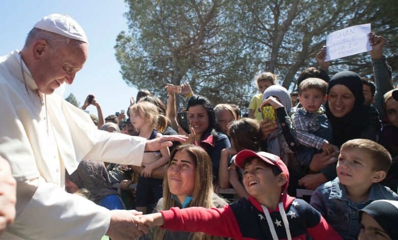 El papa: «Los ojos de los refugiados nos piden que no miremos a otro lado»
