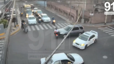 Colisión entre camioneta y motocicleta captada por cámaras del 911 en la capital (VIDEO)