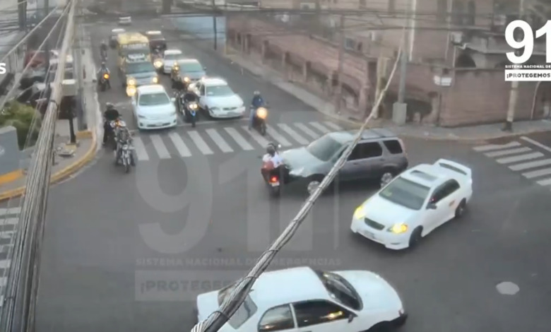 Colisión entre camioneta y motocicleta captada por cámaras del 911 en la capital (VIDEO)