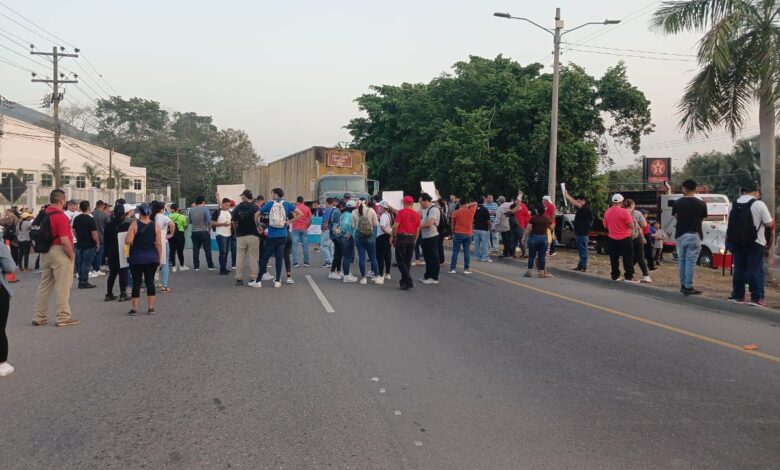 Empleados de maquila en Villanueva, Cortés, protestan exigiendo sus derechos