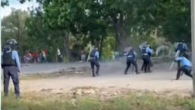 Violento enfrentamiento entre manifestantes y Policía deja 17 heridos en Colón