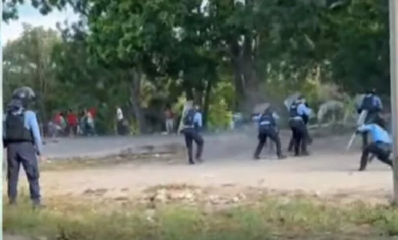 Violento enfrentamiento entre manifestantes y Policía deja 17 heridos en Colón