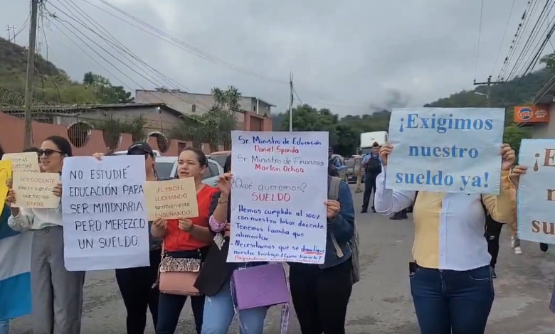 Docentes bloquean carretera en Ocotepeque, en protesta por retrasos salariales