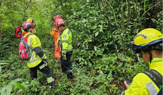 Buscan a pasajeros de avioneta que cayó en las faldas de un volcán en Guatemala