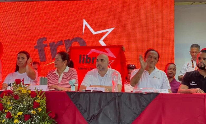 Líderes liberales se unen al partido Libre en La Ceiba