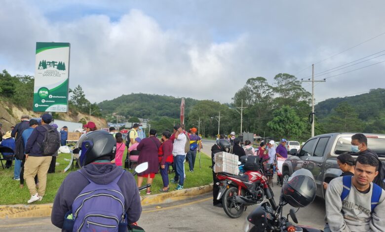 Pacientes renales bloquean carreteras en La Ceiba, TGU y SPS