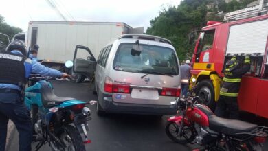 Tres heridos en accidente entre camión y microbús escolar en Tegucigalpa