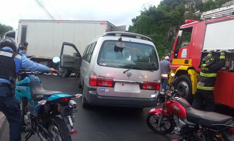 Tres heridos en accidente entre camión y microbús escolar en Tegucigalpa