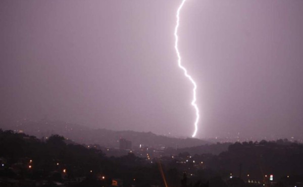 Vaguada provocará lluvias con actividad eléctrica en diferentes regiones del país