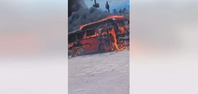 Autobús se incendia tras dejar migrantes en la frontera con Guatemala