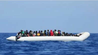 Mueren 40 migrantes en incendio de embarcación