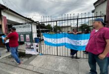 Exempleados del Hospital Leonardo Martínez protestan exigiendo pagos de salarios atrasados