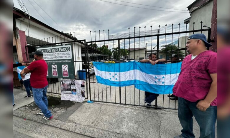 Exempleados del Hospital Leonardo Martínez protestan exigiendo pagos de salarios atrasados